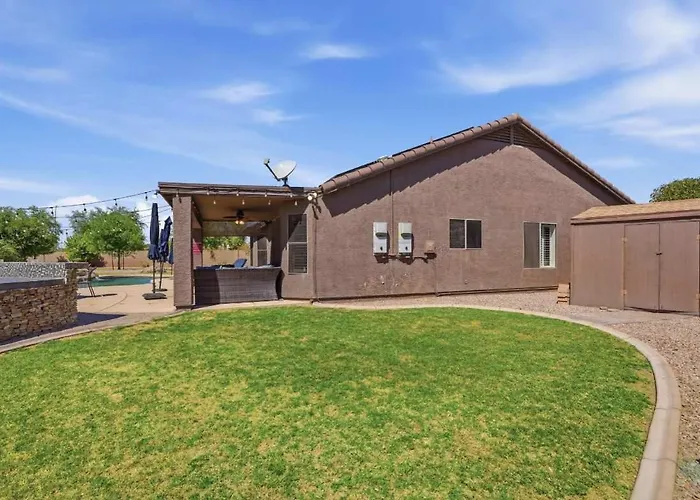 Spacious House With Heated Pool Near Sports Complex Holiday home *