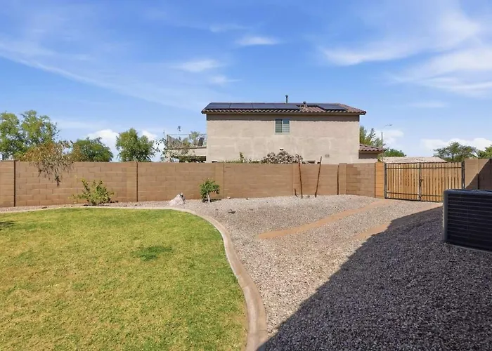 Spacious House With Heated Pool Near Sports Complex Holiday home *