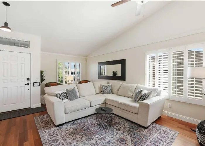 Spacious House With Heated Pool Near Sports Complex Holiday home