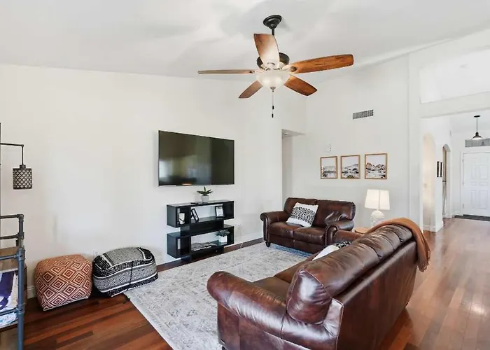 Holiday home Spacious House With Heated Pool Near Sports Complex *