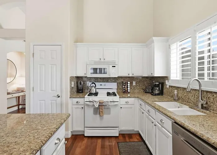 Spacious House With Heated Pool Near Sports Complex Holiday home