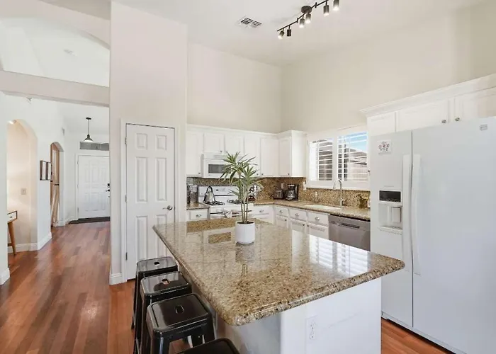 Holiday home Spacious House With Heated Pool Near Sports Complex Peoria