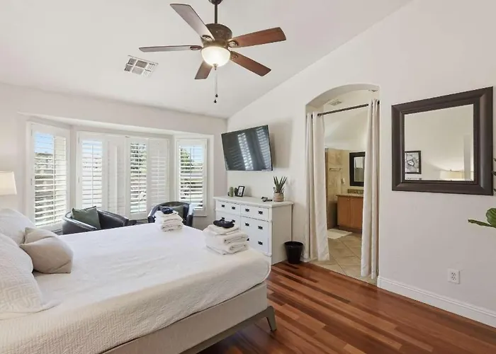 Spacious House With Heated Pool Near Sports Complex Holiday home