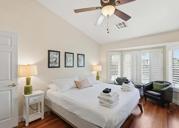 Spacious House With Heated Pool Near Sports Complex Holiday home *